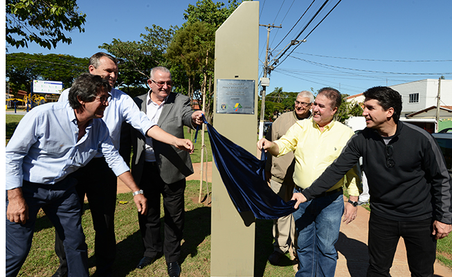 Prefeito inaugura praça de esportes  mas de novo se esquece de Barão