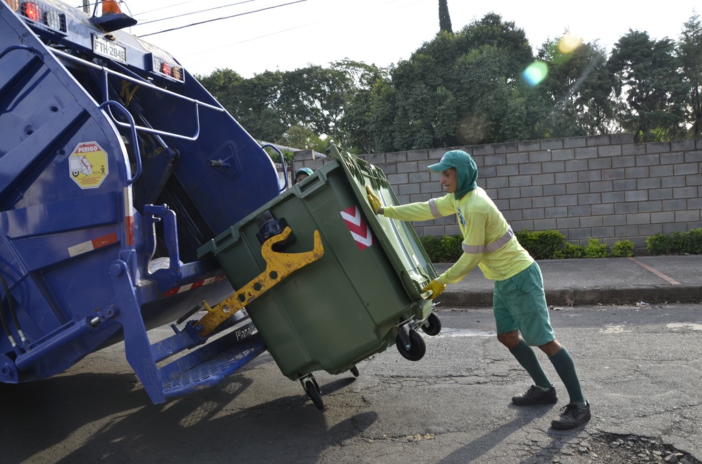 Coleta  de lixo na região da Pucc agora é com  caçambas de plástico