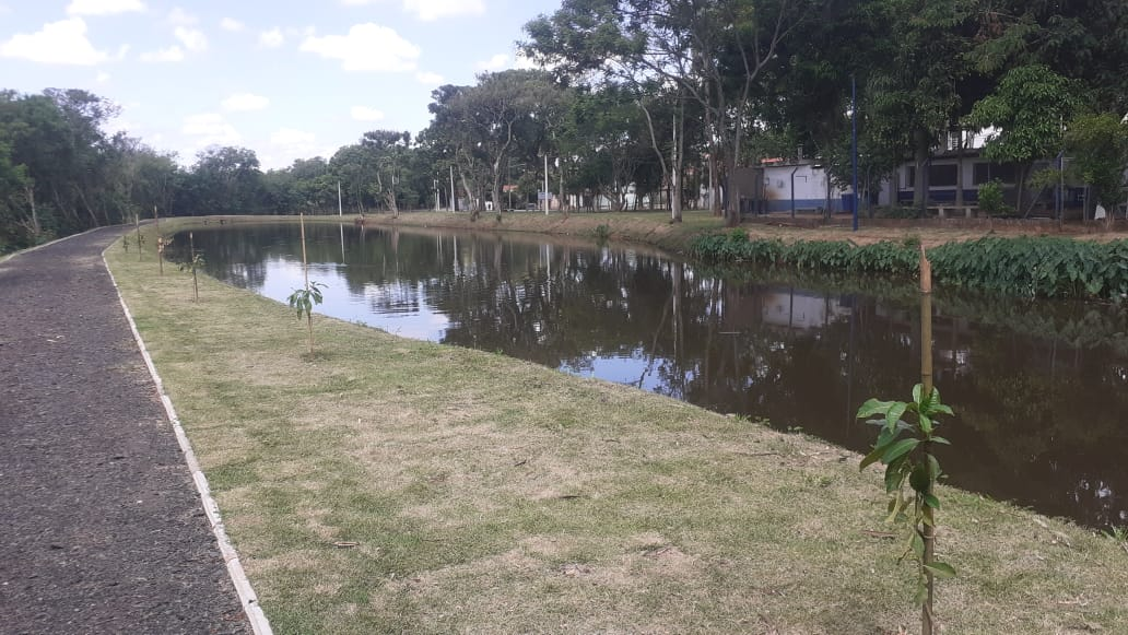 Praça e lagoa  da V. Sta Isabel  inaugurada com a presença de vereadores e  do prefeito